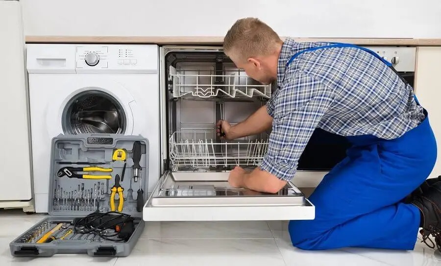 Konak Bosch servisi teknisyen ekibi beyaz eşya tamiri yaparken